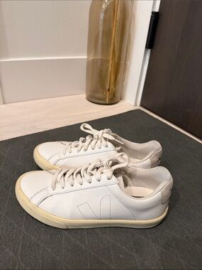 VEJA WOMENS SNEAKERS